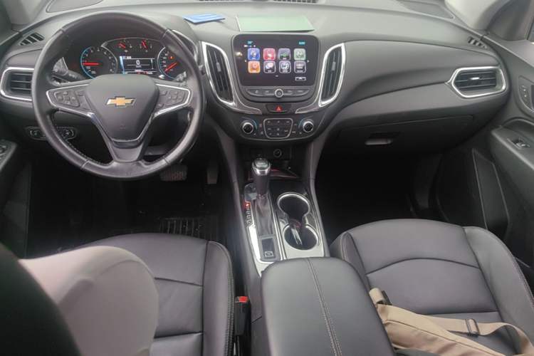 Used Chevrolet Equinox 2017 550T Automatic All-Wheel-Drive Top-Tier Version Center Console