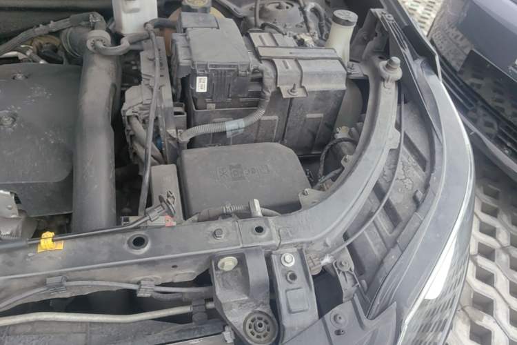 Used Chevrolet Equinox 2017 550T Automatic All-Wheel-Drive Top-Tier Version Engine Bay Left
