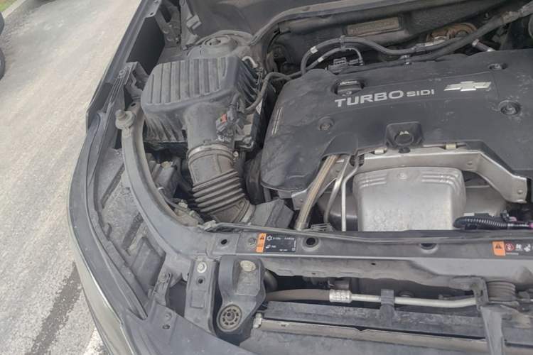 Used Chevrolet Equinox 2017 550T Automatic All-Wheel-Drive Top-Tier Version Engine Bay Right