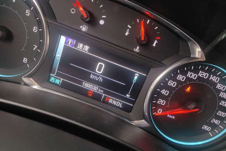 Used Chevrolet Equinox 2017 550T Automatic All-Wheel-Drive Top-Tier Version Odometer Close Up