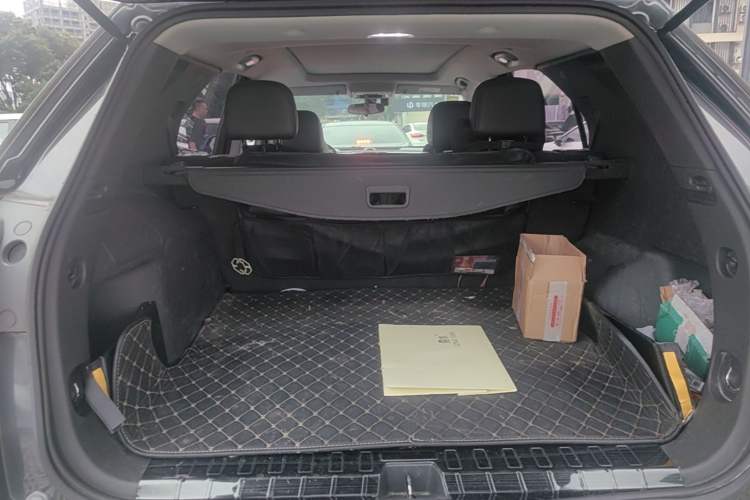 Used Chevrolet Equinox 2017 550T Automatic All-Wheel-Drive Top-Tier Version Trunk