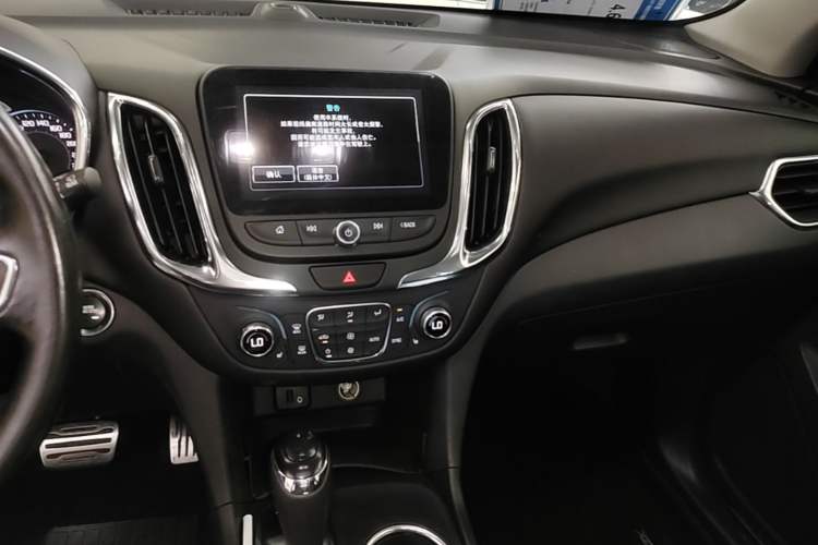 Used Chevrolet Equinox 2017 550T Automatic All-Wheel-Drive Top-Tier Version Audio And AC Panel