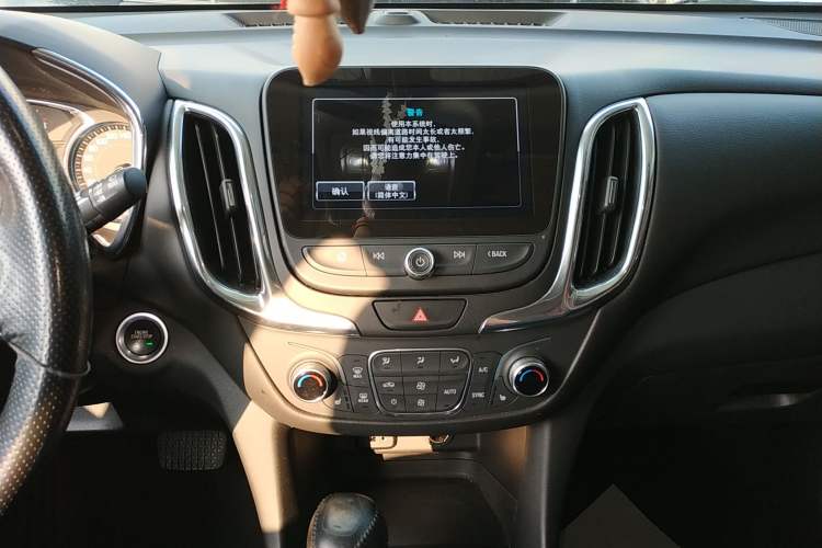 Used Chevrolet Equinox 2017 550T Automatic All-Wheel-Drive Top-Tier Version Audio And AC Panel