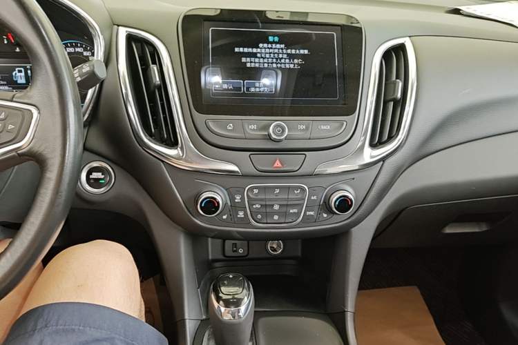 Used Chevrolet Equinox 2017 535T Automatic YuJie Edition Audio And AC Panel