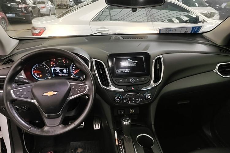 Used Chevrolet Equinox 2017 550T Automatic All-Wheel-Drive Top-Tier Version Center Console