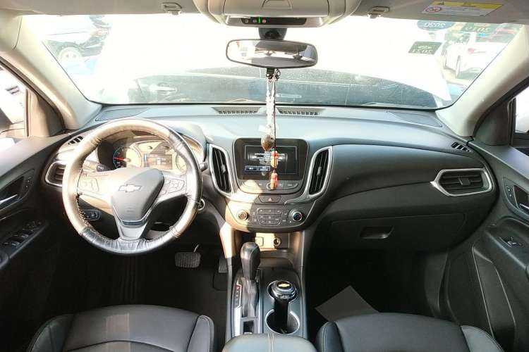 Used Chevrolet Equinox 2017 550T Automatic All-Wheel-Drive Top-Tier Version Center Console