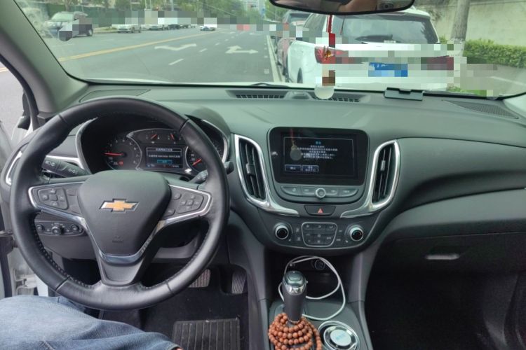 Used Chevrolet Equinox 2017 550T Automatic All-Wheel-Drive Top-Tier Version Center Console