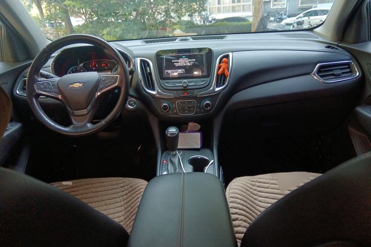Used Chevrolet Equinox 2017 550T Automatic All-Wheel-Drive Top-Tier Version Center Console