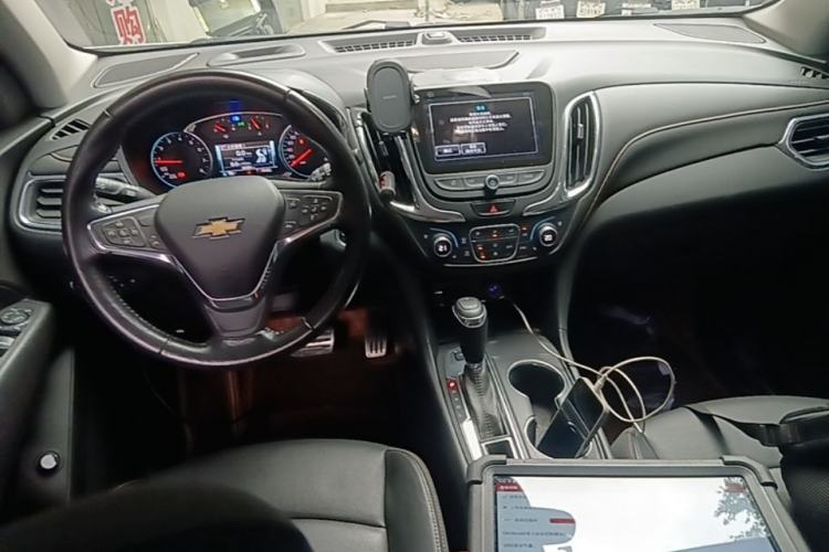 Used Chevrolet Equinox 2017 550T Automatic All-Wheel-Drive Huanjie Edition Center Console
