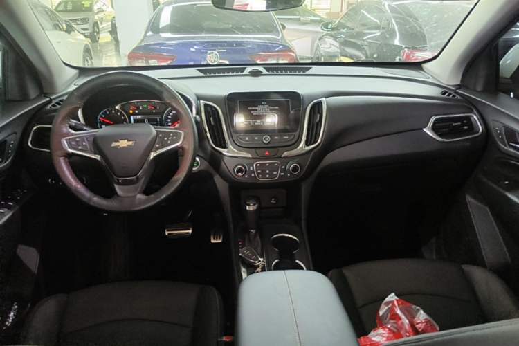Used Chevrolet Equinox 2017 550T Automatic All-Wheel-Drive Top-Tier Version Center Console