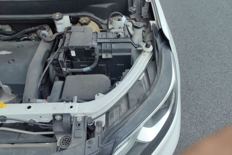 Used Chevrolet Equinox 2017 550T Automatic All-Wheel-Drive Top-Tier Version Engine Bay Left