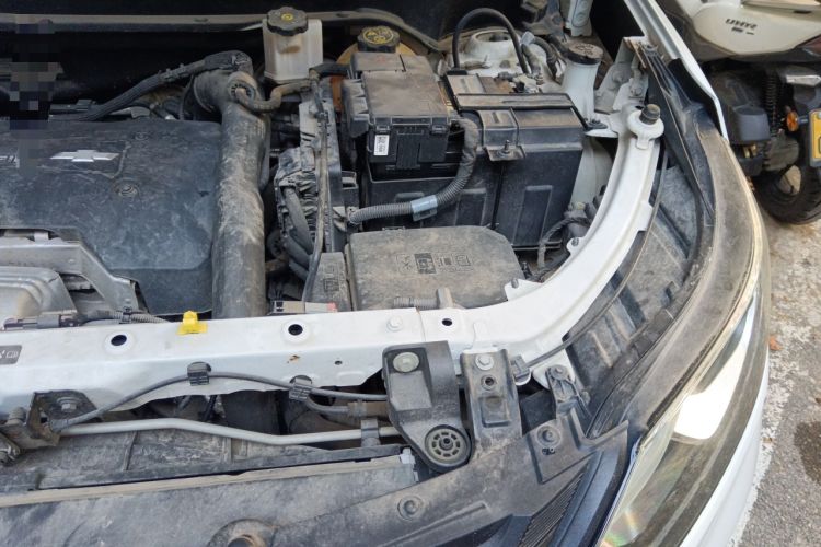Used Chevrolet Equinox 2017 550T Automatic All-Wheel-Drive Top-Tier Version Engine Bay Left