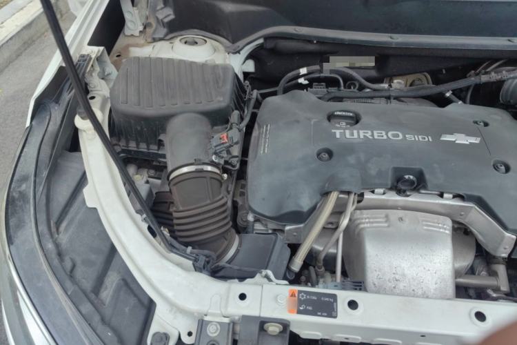 Used Chevrolet Equinox 2017 550T Automatic All-Wheel-Drive Top-Tier Version Engine Bay Right