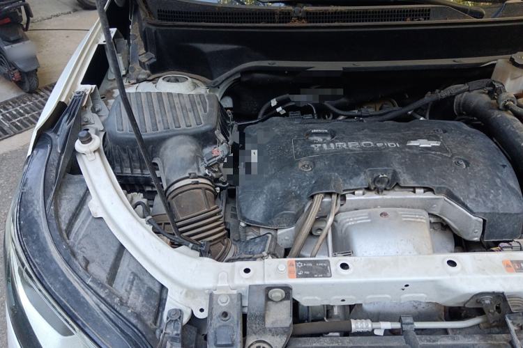 Used Chevrolet Equinox 2017 550T Automatic All-Wheel-Drive Top-Tier Version Engine Bay Right