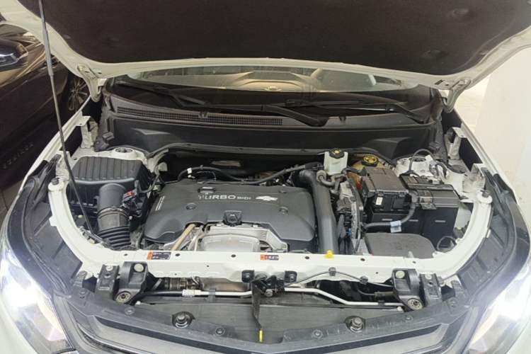 Used Chevrolet Equinox 2017 550T Automatic All-Wheel-Drive Top-Tier Version Engine Bay