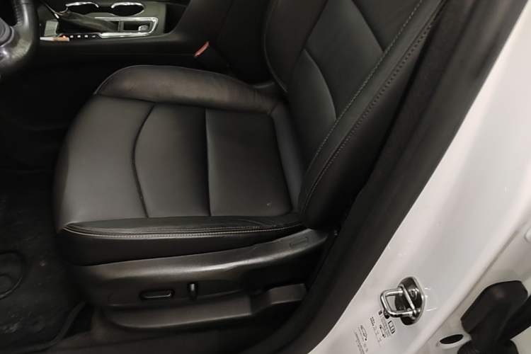 Used Chevrolet Equinox 2017 550T Automatic All-Wheel-Drive Top-Tier Version Left Front Seat