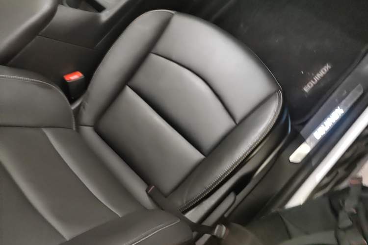 Used Chevrolet Equinox 2017 550T Automatic All-Wheel-Drive Top-Tier Version Right Front Seat
