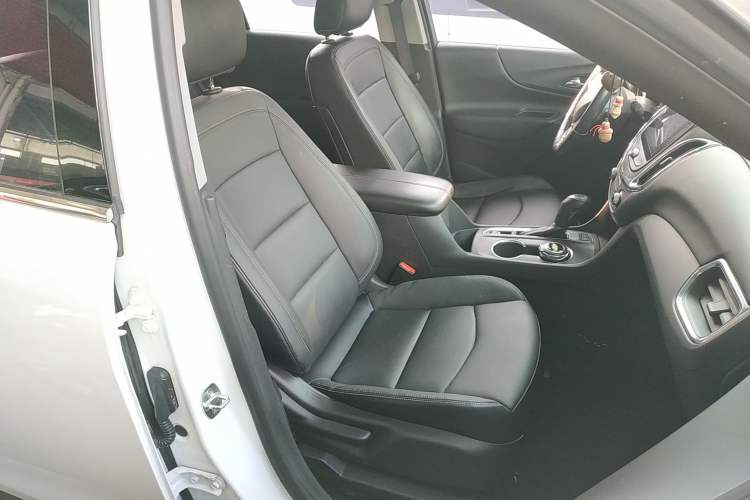Used Chevrolet Equinox 2017 550T Automatic All-Wheel-Drive Top-Tier Version Right Front Seat