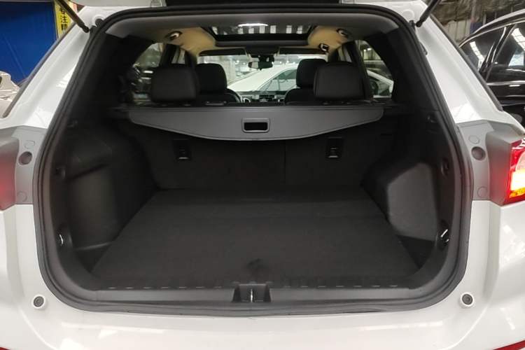 Used Chevrolet Equinox 2017 550T Automatic All-Wheel-Drive Top-Tier Version Trunk