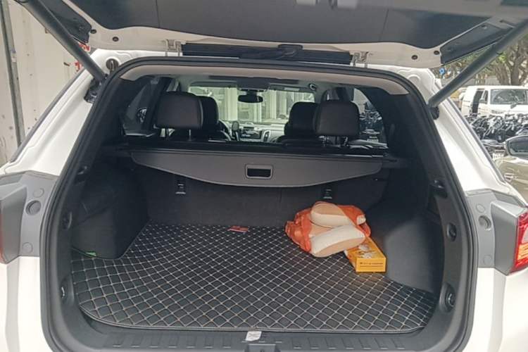 Used Chevrolet Equinox 2017 550T Automatic All-Wheel-Drive Huanjie Edition Trunk