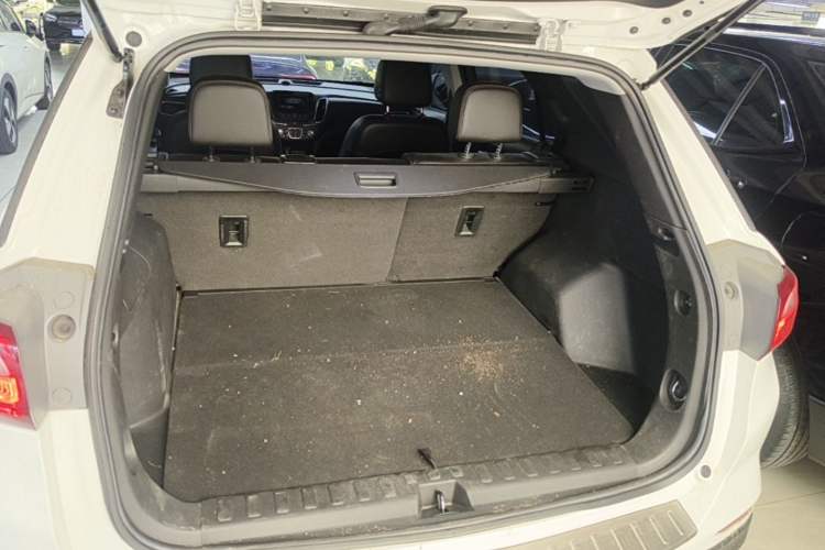 Used Chevrolet Equinox 2017 550T Automatic All-Wheel-Drive Top-Tier Version Trunk