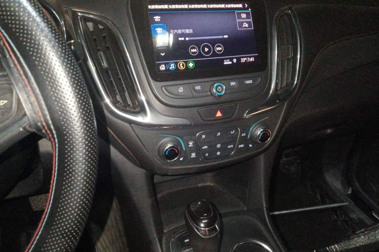 Used Chevrolet Equinox 2018 Redline 550T Automatic All-Wheel-Drive RS Edition Audio And AC Panel
