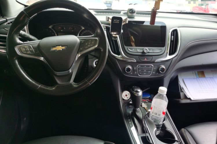 Used Chevrolet Equinox 2018 RS 535T Automatic All-Wheel-Drive Boundary-Pushing Edition Center Console
