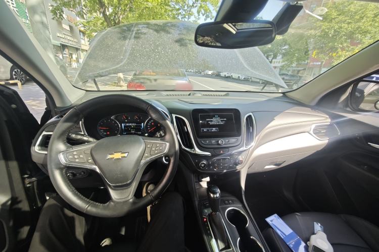 Used Chevrolet Equinox 2018 RS 550T Automatic All-Wheel-Drive Boundary Edition Center Console