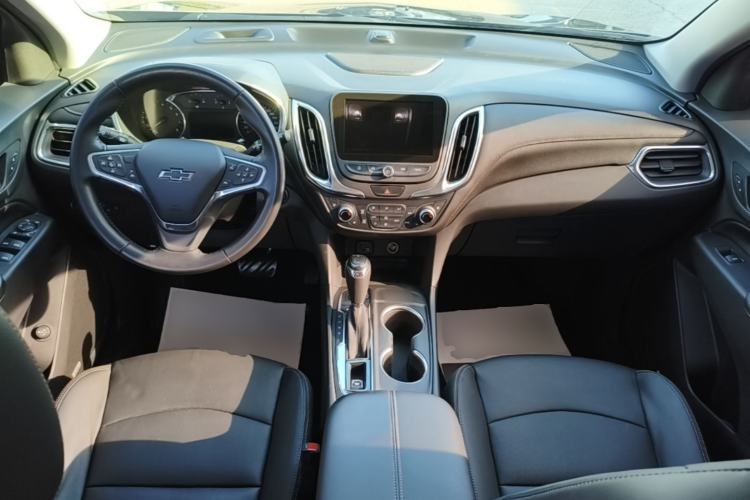 Used Chevrolet Equinox 2018 RS 550T Automatic All-Wheel-Drive Boundary Edition Center Console