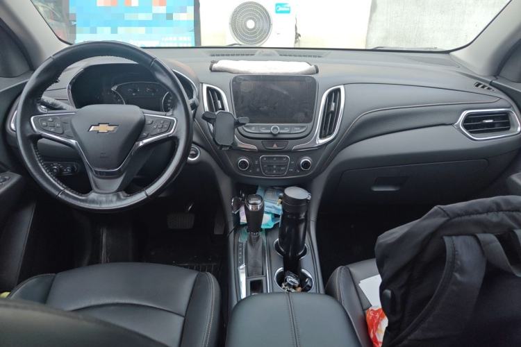 Used Chevrolet Equinox 2018 RS 550T Automatic All-Wheel-Drive Boundary Edition Center Console