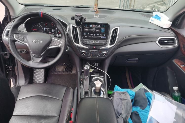 Used Chevrolet Equinox 2018 RS 550T Automatic All-Wheel-Drive Boundary Edition Center Console