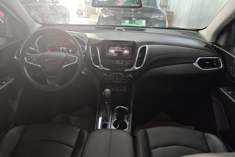 Used Chevrolet Equinox 2018 RS 550T Automatic All-Wheel-Drive Boundary Edition Center Console