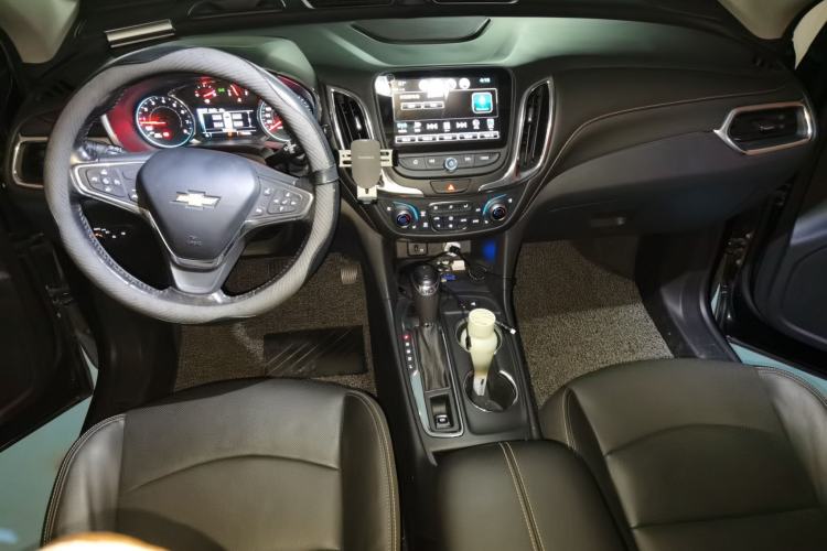 Used Chevrolet Equinox 2018 RS 550T Automatic All-Wheel-Drive Boundary Edition Center Console