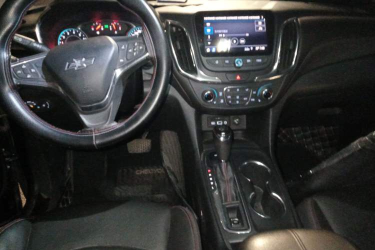 Used Chevrolet Equinox 2018 Redline 550T Automatic All-Wheel-Drive RS Edition Center Console