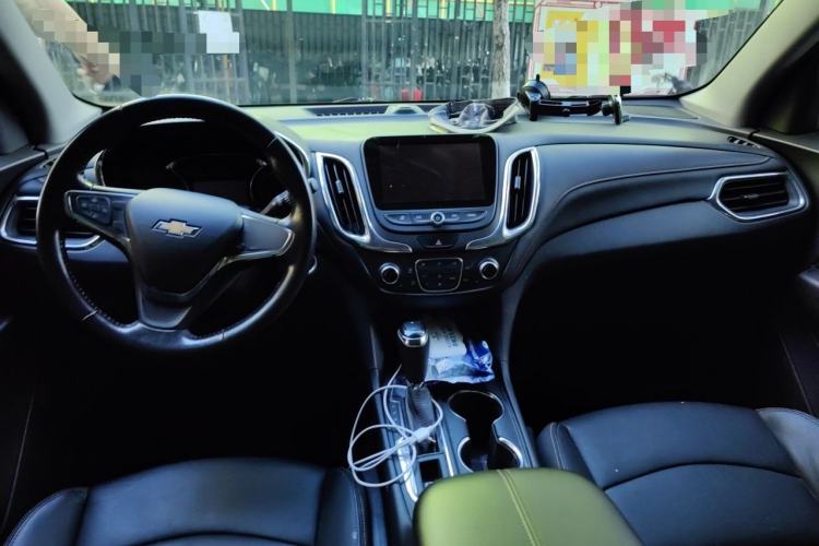 Used Chevrolet Equinox 2018 RS 550T Automatic All-Wheel-Drive Boundary Edition Center Console