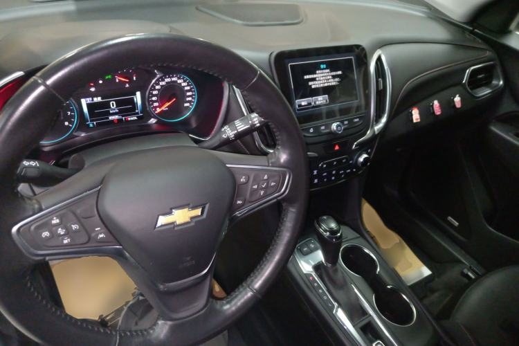 Used Chevrolet Equinox 2018 RS 550T Automatic All-Wheel-Drive Boundary Edition Center Console
