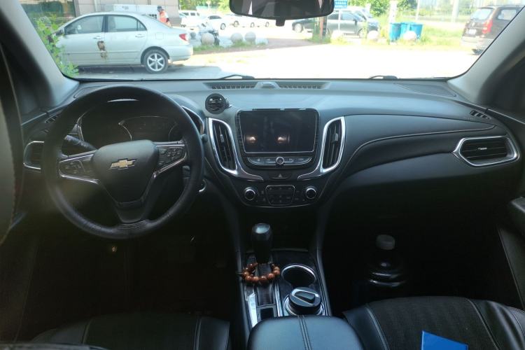 Used Chevrolet Equinox 2018 RS 550T Automatic All-Wheel-Drive Boundary Edition Center Console