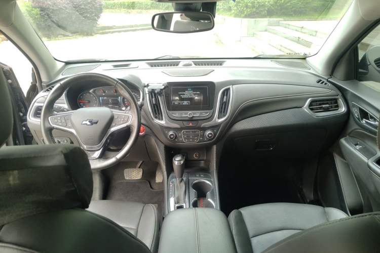 Used Chevrolet Equinox 2018 RS 550T Automatic All-Wheel-Drive Boundary Edition Center Console
