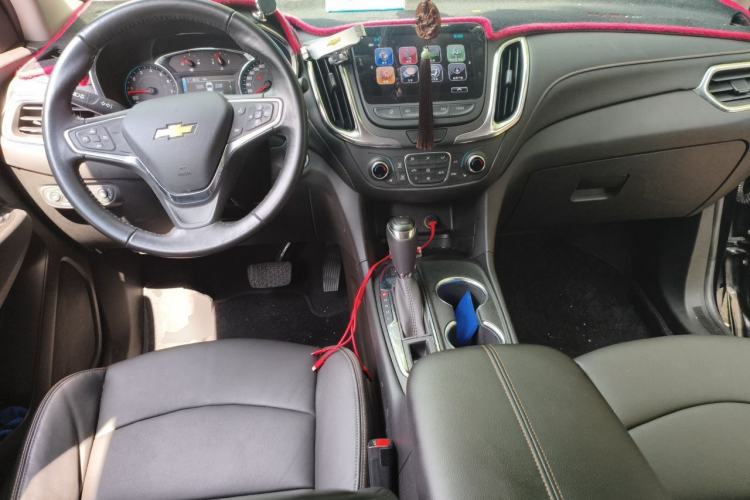 Used Chevrolet Equinox 2018 RS 550T Automatic All-Wheel-Drive Boundary Edition Center Console