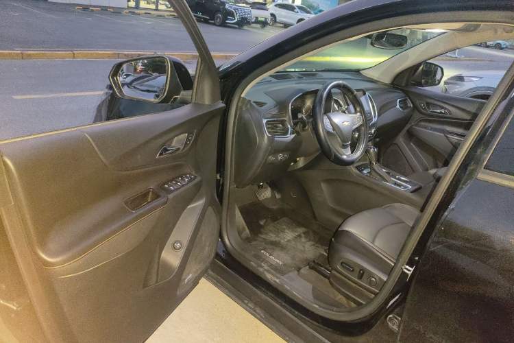 Used Chevrolet Equinox 2018 RS 550T Automatic All-Wheel-Drive Boundary Edition Driver Seat