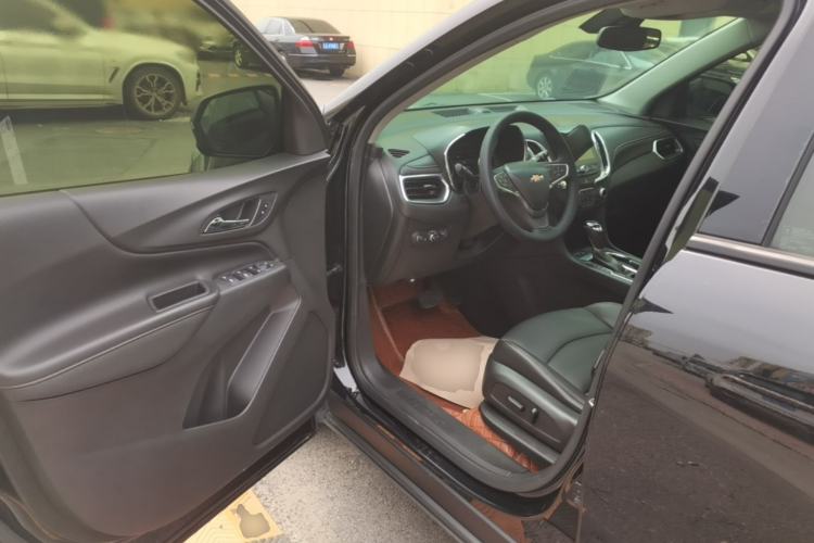 Used Chevrolet Equinox 2018 RS 550T Automatic All-Wheel-Drive Boundary Edition Driver Seat