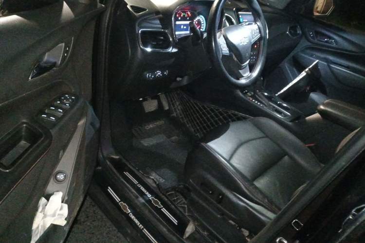 Used Chevrolet Equinox 2018 Redline 550T Automatic All-Wheel-Drive RS Edition Driver Seat