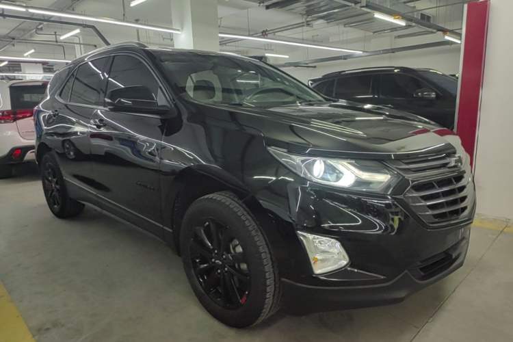 Used Chevrolet Equinox 2018 Redline 550T Automatic All-Wheel-Drive RS Edition Front Right 45 Deg