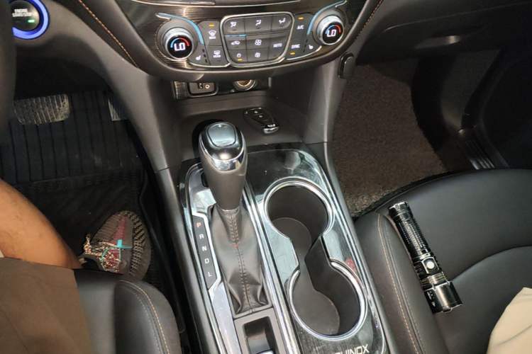 Used Chevrolet Equinox 2018 RS 550T Automatic All-Wheel-Drive Boundary Edition Gear Lever