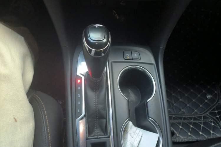 Used Chevrolet Equinox 2018 RS 550T Automatic All-Wheel-Drive Boundary Edition Gear Lever
