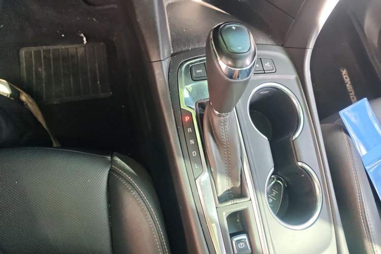 Used Chevrolet Equinox 2018 RS 550T Automatic All-Wheel-Drive Boundary Edition Gear Lever