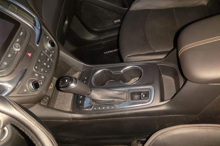 Used Chevrolet Equinox 2018 RS 550T Automatic All-Wheel-Drive Boundary Edition Gear Lever