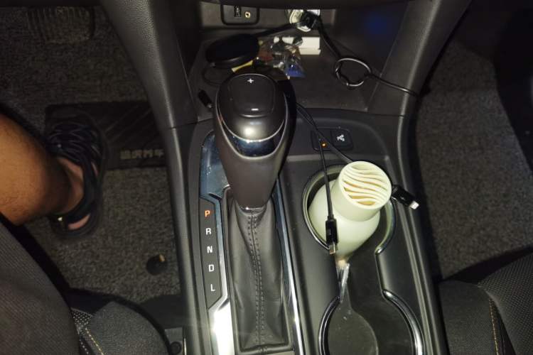 Used Chevrolet Equinox 2018 RS 550T Automatic All-Wheel-Drive Boundary Edition Gear Lever