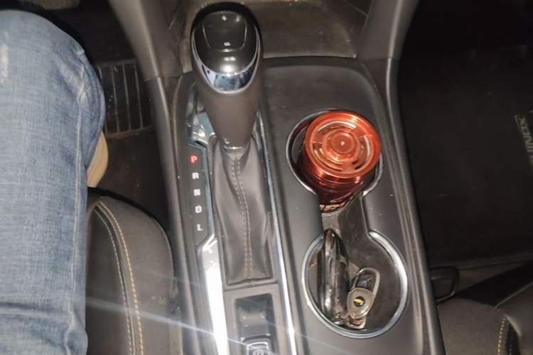 Used Chevrolet Equinox 2018 RS 550T Automatic All-Wheel-Drive Boundary Edition Gear Lever