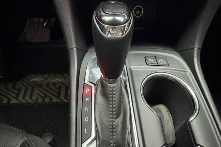 Used Chevrolet Equinox 2018 RS 550T Automatic All-Wheel-Drive Boundary Edition Gear Lever